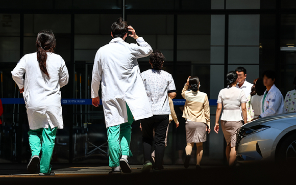 지난 8월 서울 시내 한 대학병원에서 의료진들이 이동하고 있다. [사진=뉴시스]