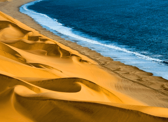 푸른 바다와 모래사장이 있다. 오른쪽엔 바다이고 왼쪽엔 모래 사장이다.