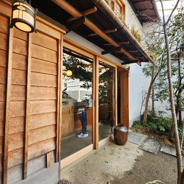 입구와 내부사이 공간이 적다. 많은 사람들이 대기하기 힘든 공간