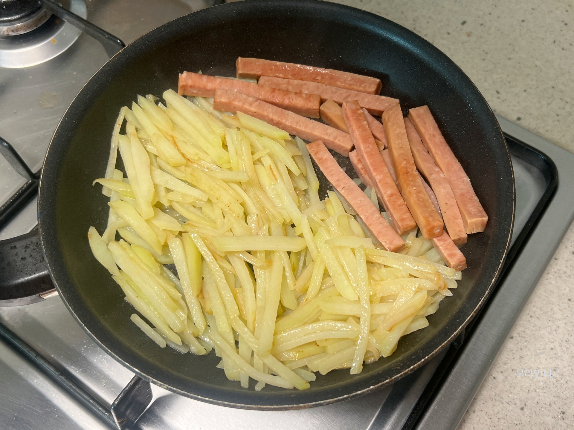 데친 햄을 넣어주세요