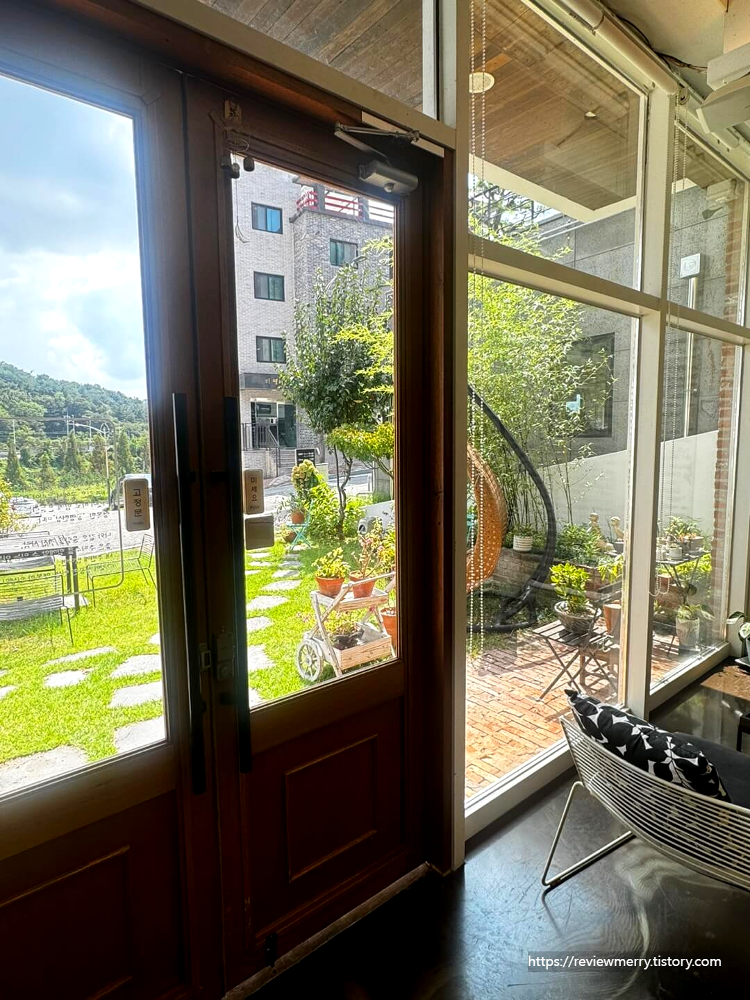 내부에서 본 마당