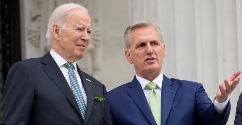 이야기중인_바이든_대통령과_캐빈_매카시_하원의장의_모습