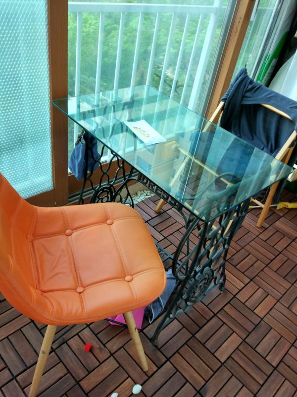 이전 미싱다리에 유리를 얹어 사용했던 베란다 테이블