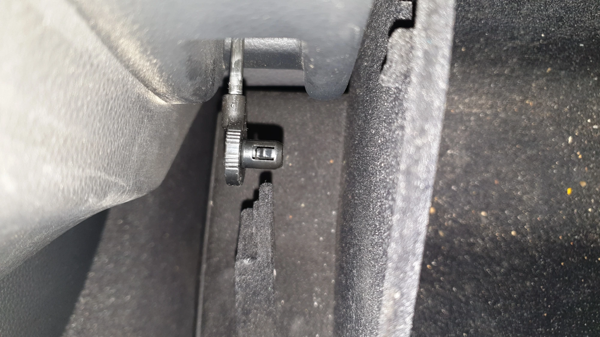 글로브박스 고정 고리 뺀 모습