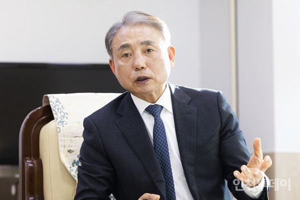 윤환 계양구청장 러브 버그 참아라