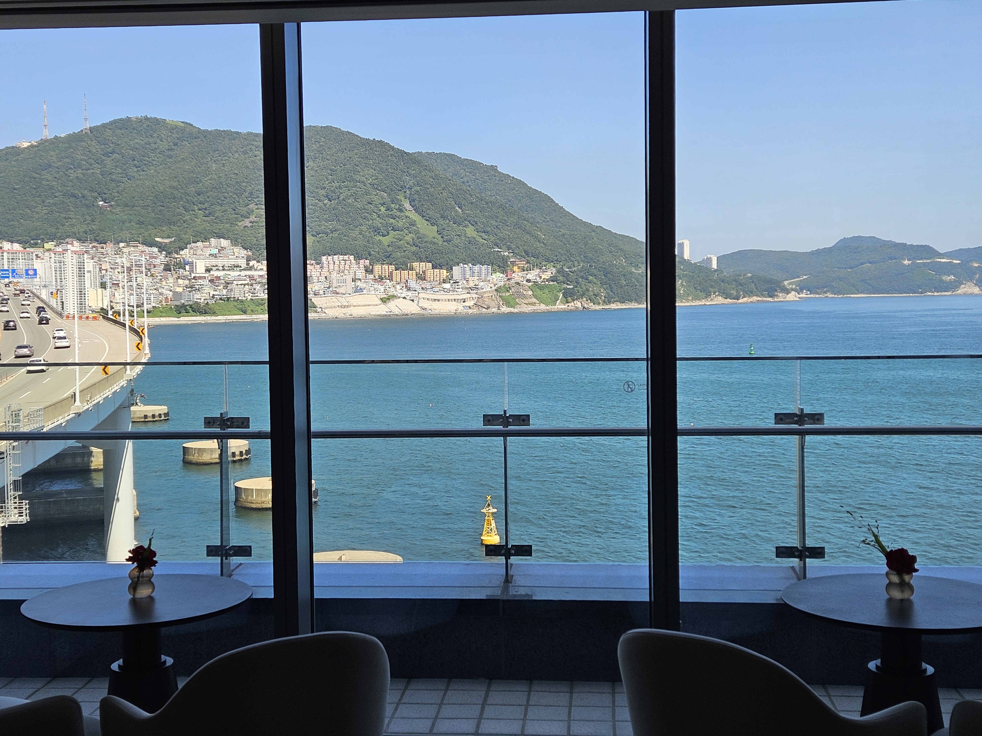 바다와 다리가 보이는 전망