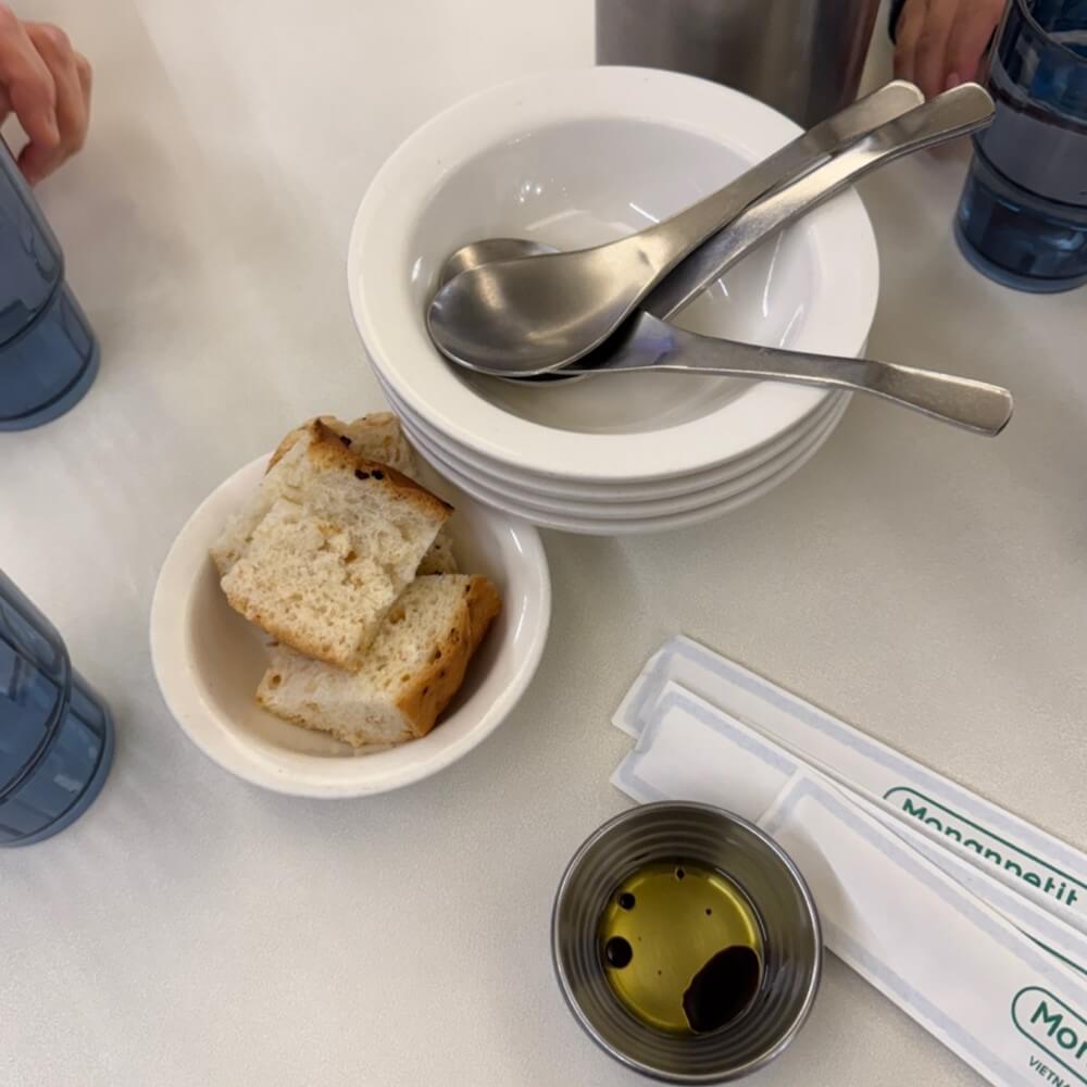 몬안베띠 식전빵과 발사믹 소스