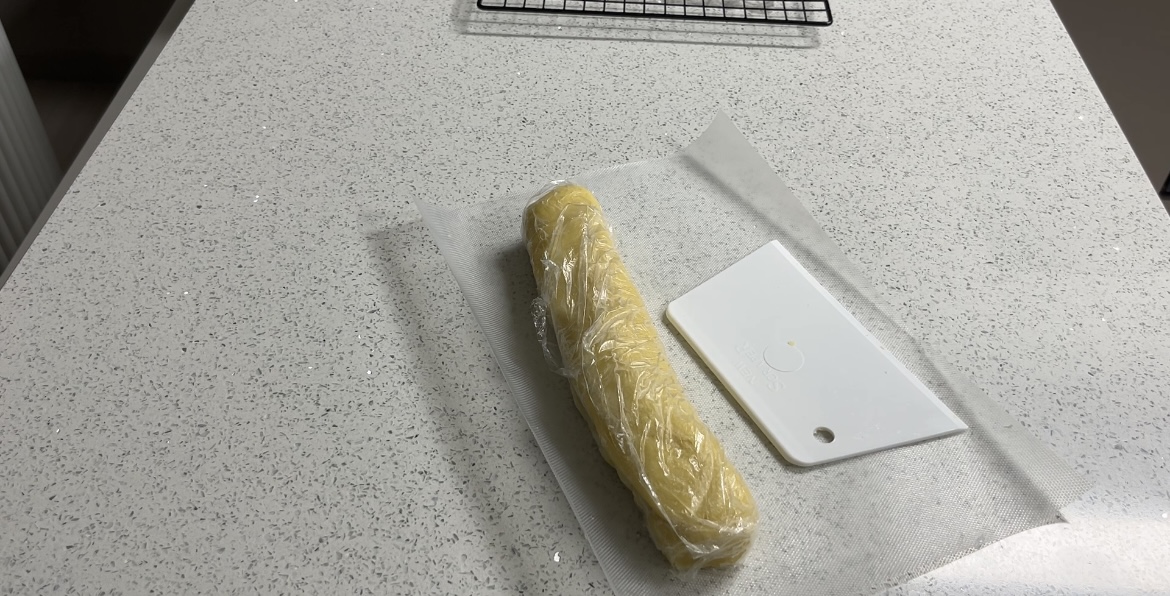 만든 에그타르트 반죽을 냉장고에 넣어 휴지시킨다