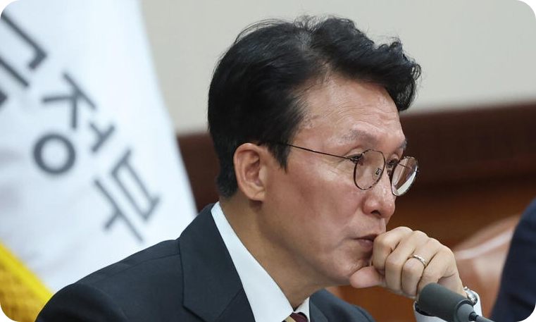 김민석 국무총리가 25일 서울 종로구 정부서울청사에서 열린 국무회의에서 굳은 표정을 짓고 있다. [사진=연합뉴스]