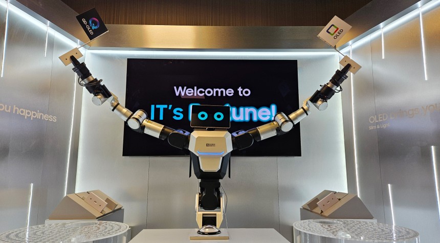 삼성 OLED의 가볍고 얇은 특성을 이색적인 퍼포먼스를 통해 선보이고 있는 레인보우로보틱스의 이동형 양팔로봇.