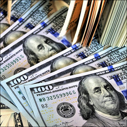 백 달러 지폐가 나열된 모습