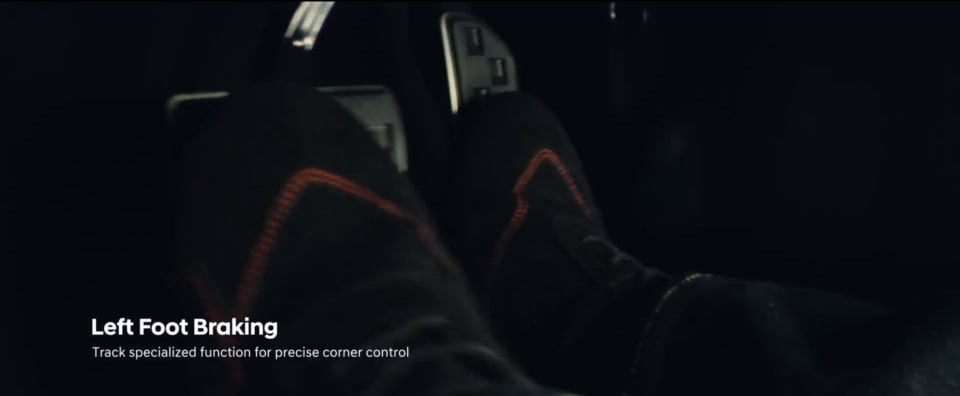 아이오닉 5 N에서 왼발 제동하던 모습입니다(출처 : 현대자동차 유튜브 채널).