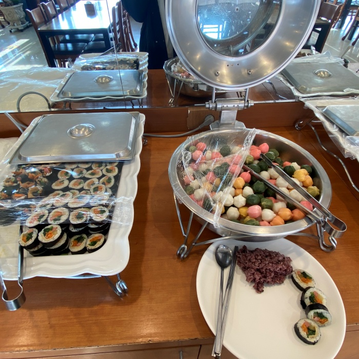 김밥과 꿀떡이 그릇에 가득 담겨 있습니다.