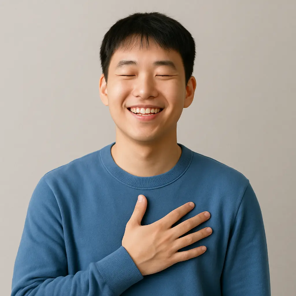 가슴에 손을 얹고 눈을 감은 채 환하게 웃는 청년 남성의 텍스트 없는 인물 이미지