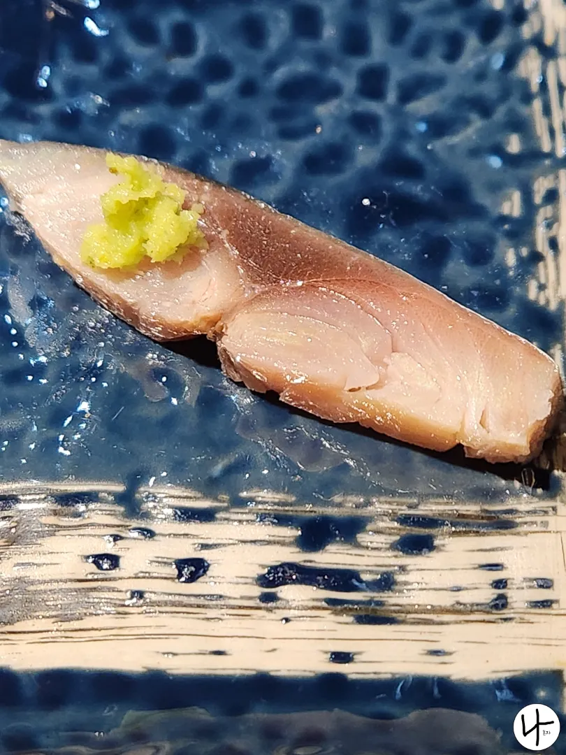 고등어-초절임-위-와사비