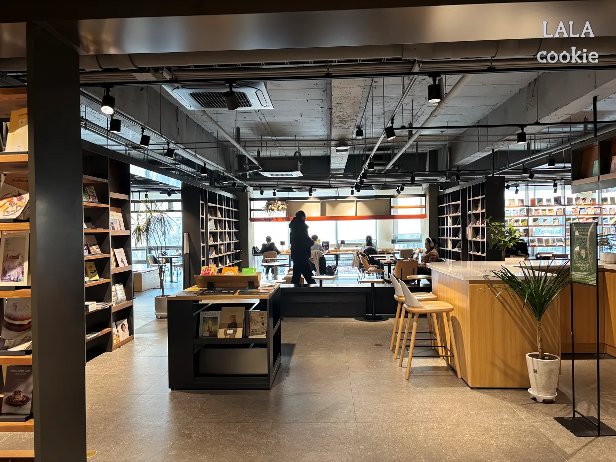 서울-여의도역-대형-북카페-카페꼼마-2층