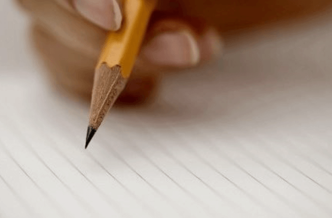 연필로-노트에-글쓰는-이미지