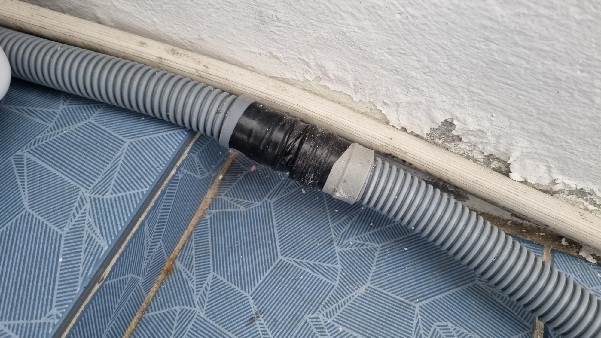 세탁기 배수 호스 연결 부분