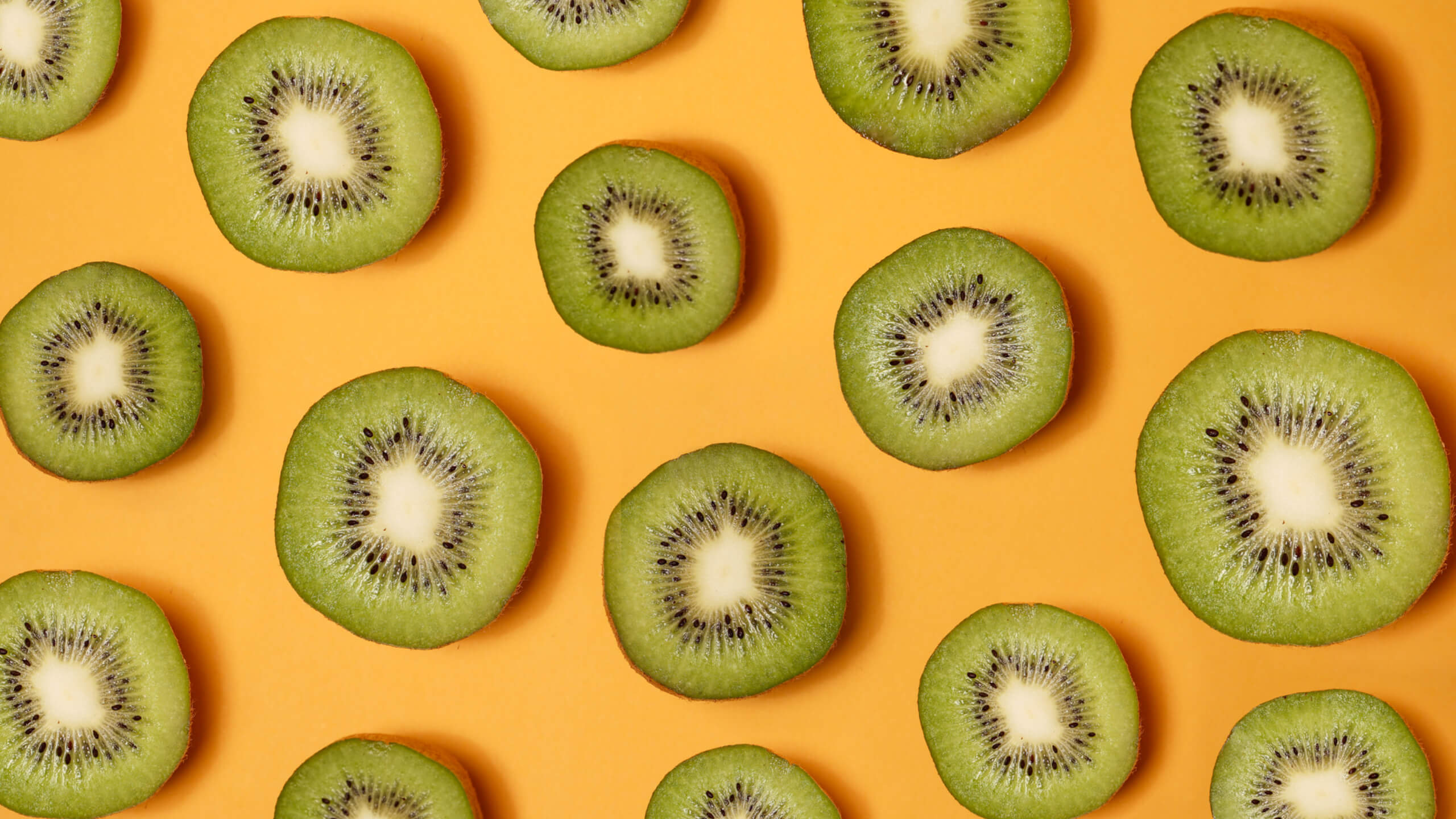 피부에 수분을 공급하고 콜라겐을 생성하는 키위