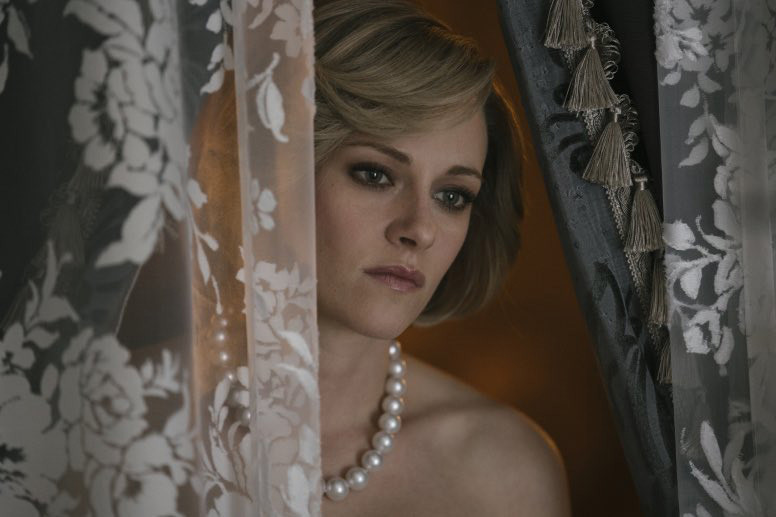 스펜서 스틸컷 속 진주목걸이를 하고 창 밖을 바라보는 다이애나