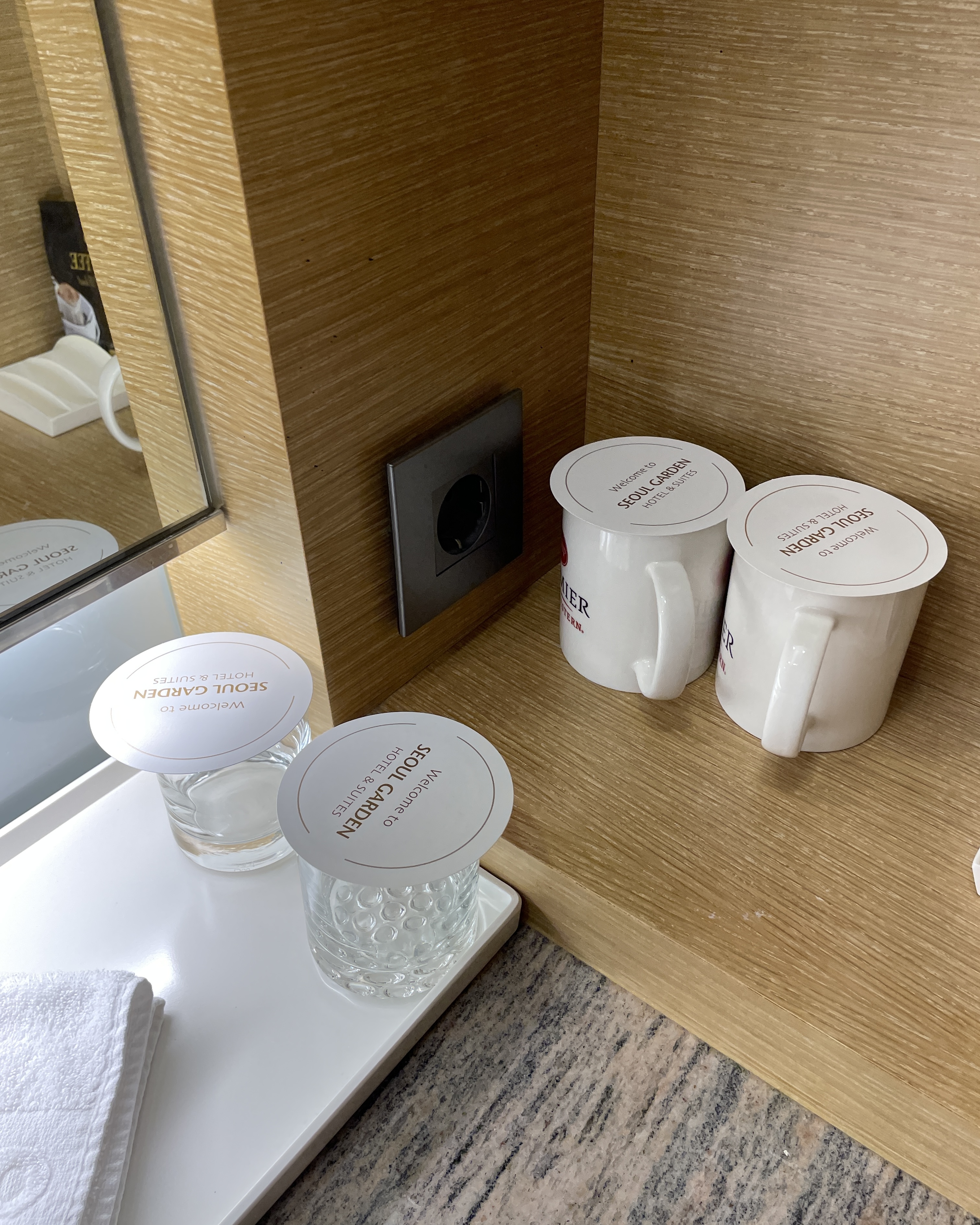 세면대 오른쪽 모습. 양치컵 두개&amp;#44; 커피컵 두개가 놓여있다.