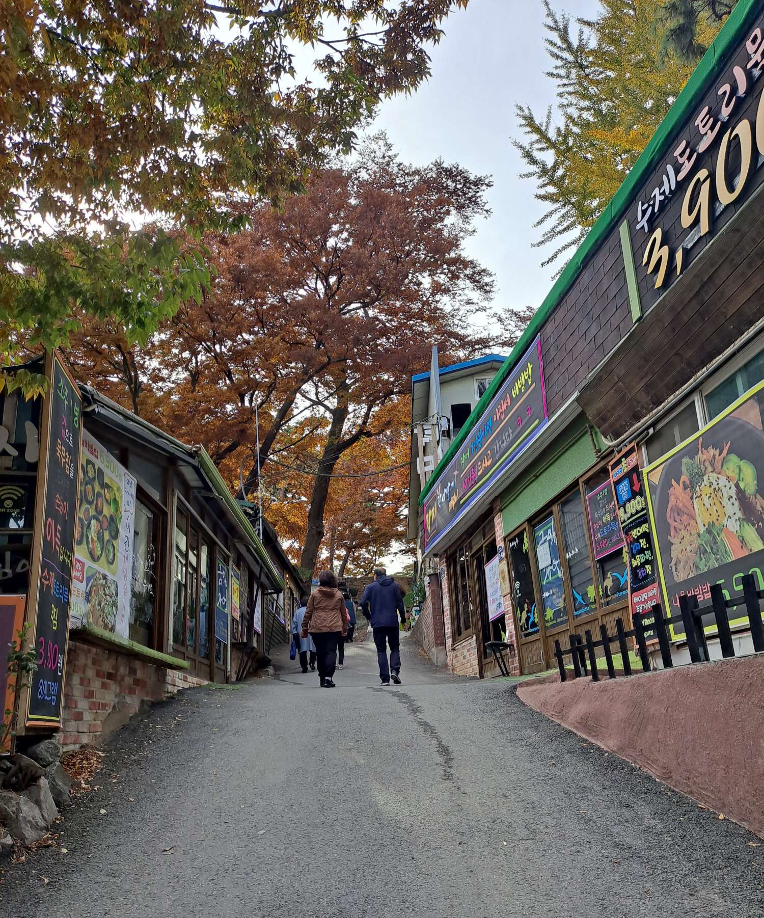 매장들 지나 전등사