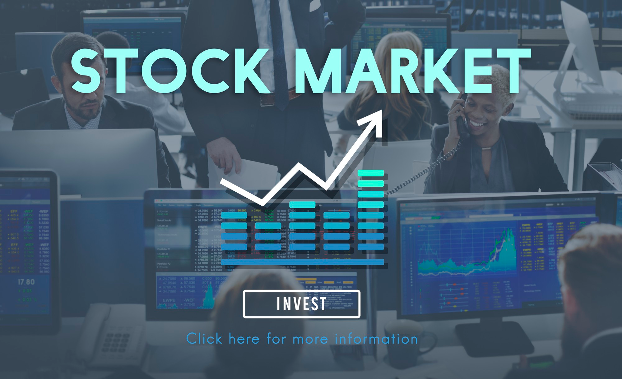 증권시장 사무실에서 사람들이 일하는 모습 전화를 받는 여성, 서있는 정장남성, 그리고 stock market이라는 영어자막이 써있음