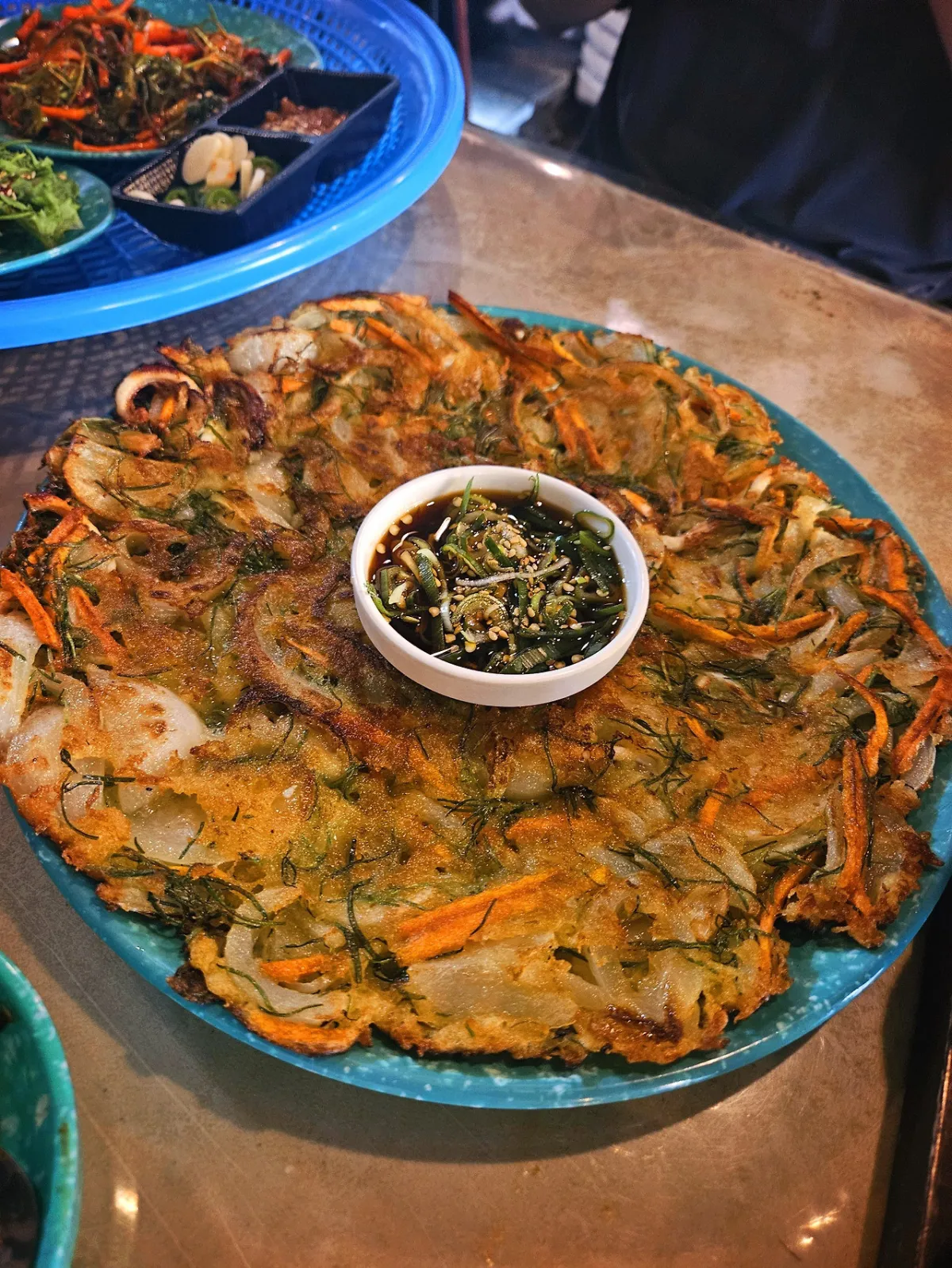 초록색-접시-위에-부침개