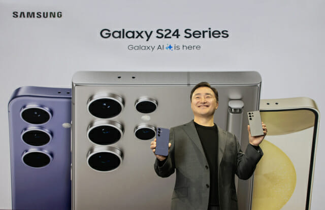 17일(현지시간) 미국 새너제이에 위치한 SAP센터에서 개최된 &#39;갤럭시 언팩 2024(Galaxy Unpacked 2024)&#39; 행사에서 삼성전자 MX사업부장 노태문 사장이 AI를 통해 세상과 소통하는 방식을 혁신하는 &#39;갤럭시 S24 시리즈&#39;를 공개하고 있다.
