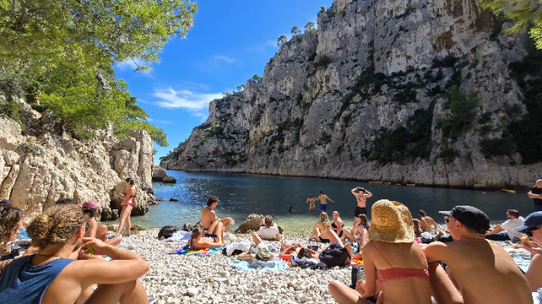 칼랑크 국립공원에서의 여유롭게 일광욕을 즐기고 있는 사람들의 모습