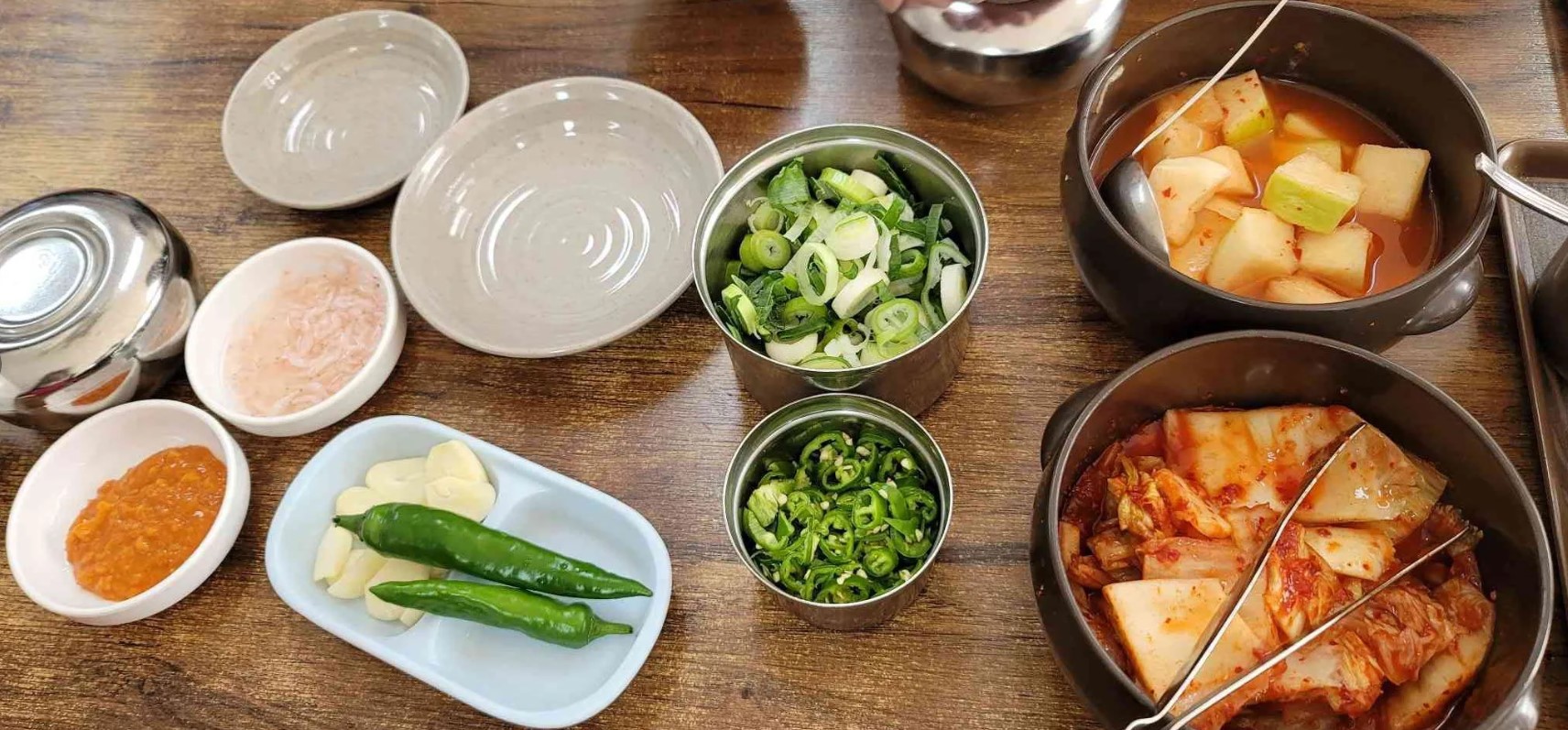 항아리째 내오는 맛난 배추김치와 아삭한 깍두기