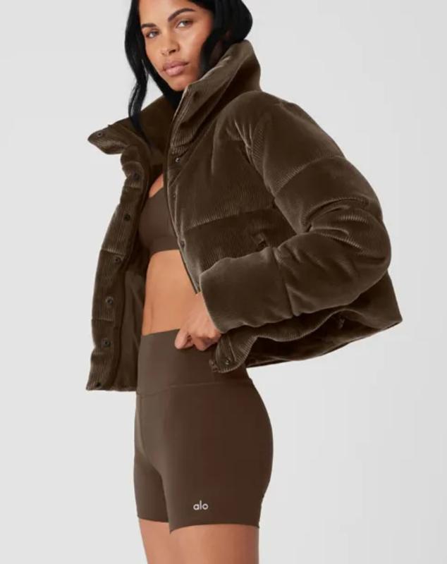 알로 요가 alo 골드러시 푸퍼 숏 크롭 여성용 패딩 자켓 지수 착용 VELOUR GOLD RUSH PUFFER
