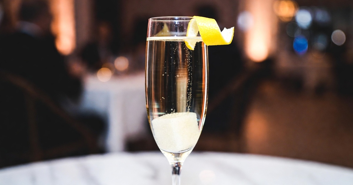 샴페인 칵테일 황금 레시피 & 스토 및 완벽한 안주 추천