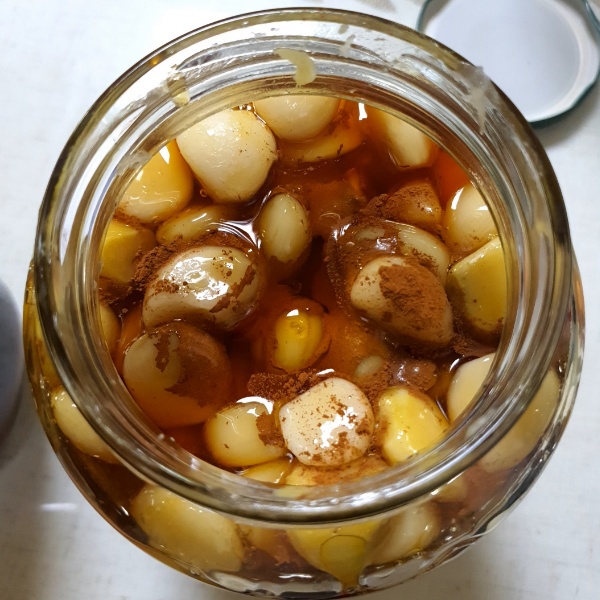 계피가루와 어우러지는 꿀마늘