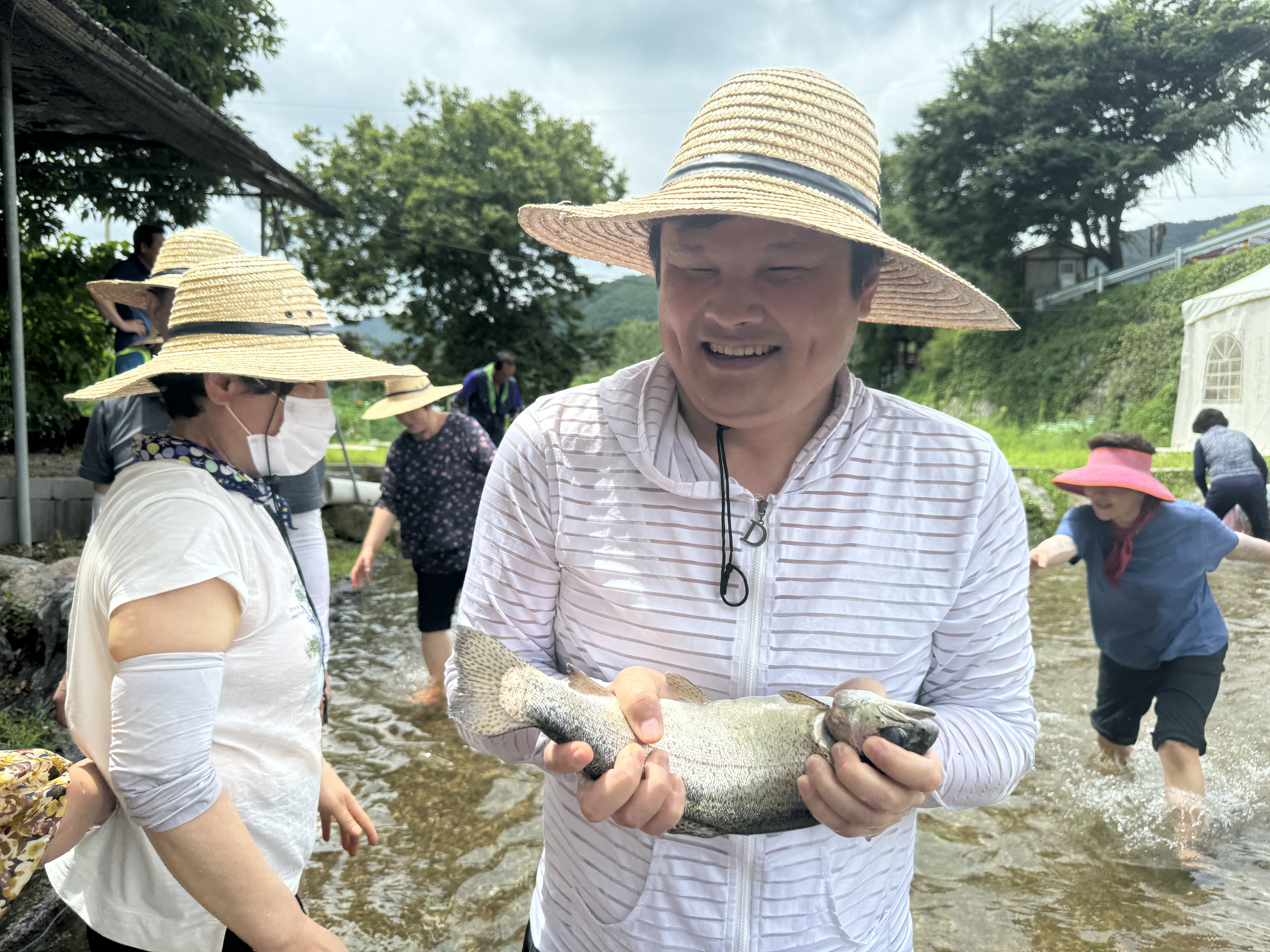 이미지설명: 송어를 잡은 지회원의 모습