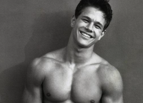 1990년대 초, 캘빈 클라인은 남성 언더웨어 광고에서 마크 월버그(Mark Wahlberg)와 협업하여 상징적인 광고 캠페인을 선보였습니다.