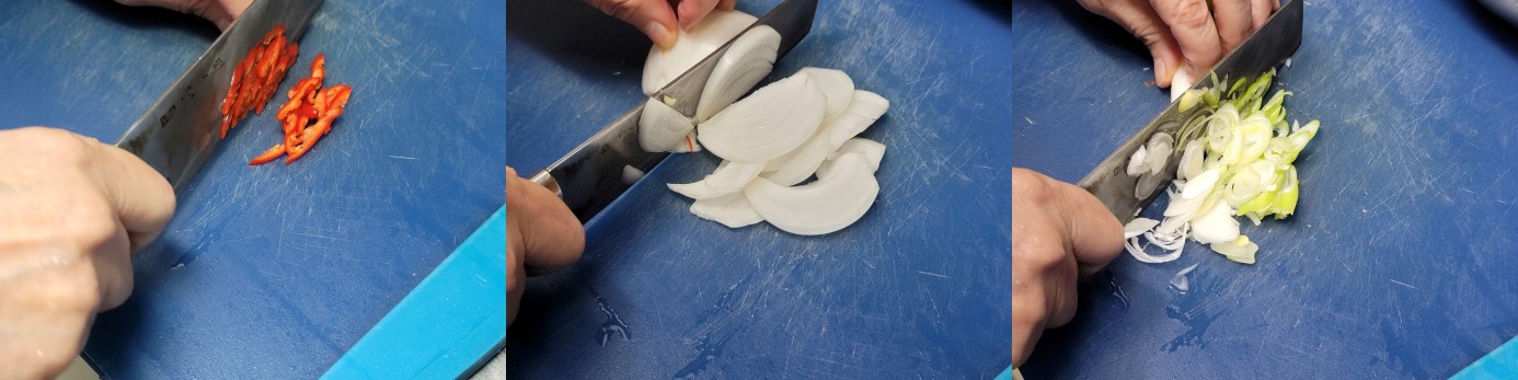 파래 무침에 들어갈 홍고추, 양파, 대파를 손질하는 사진