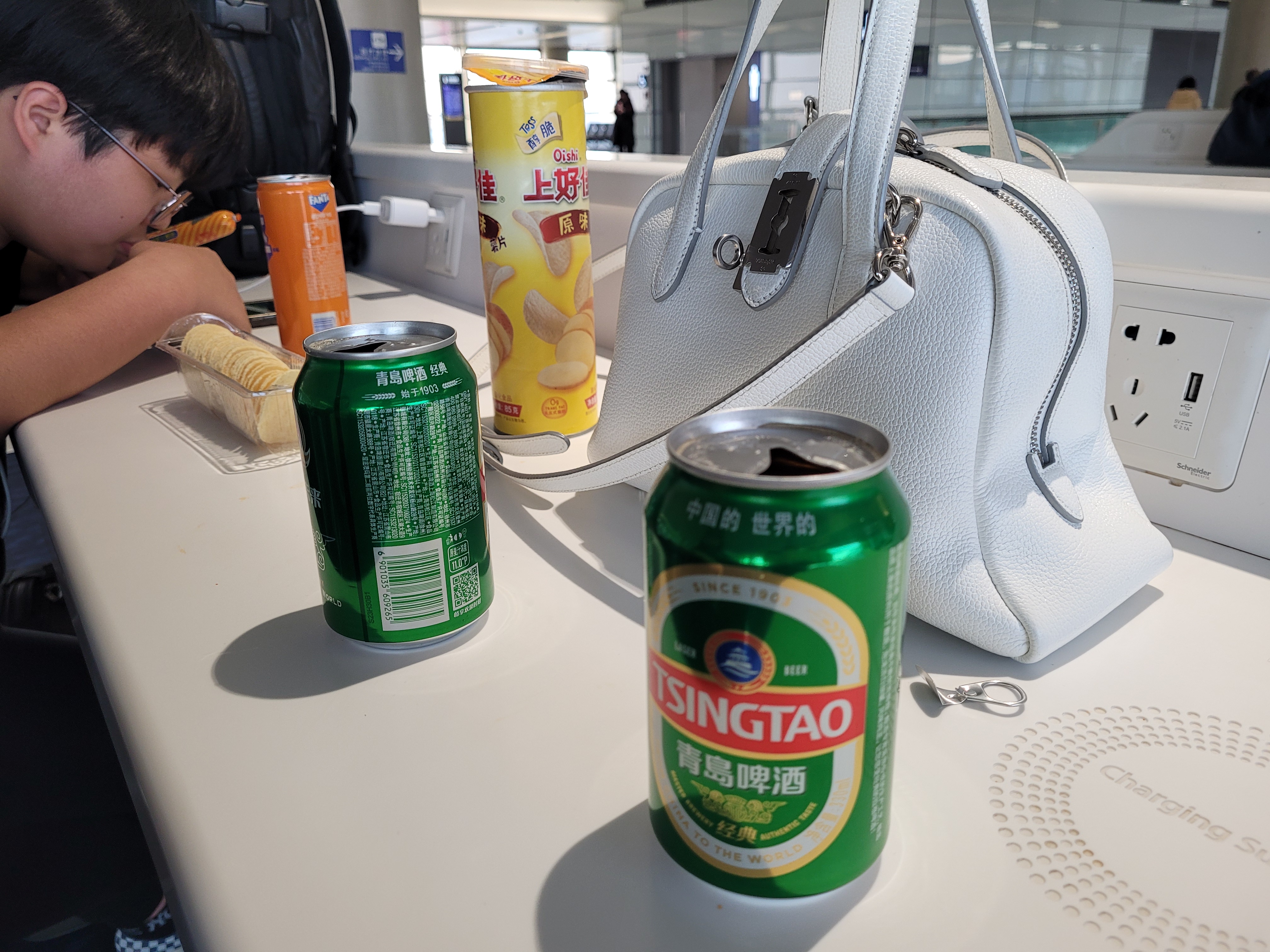 경유를 기다리며 맥주 한캔