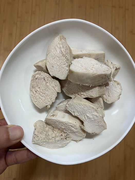 하얀 접시에 담긴 잘라낸 닭가슴살 조각들&amp;#44; 식사 전 전자레인지 데우기 전 상태