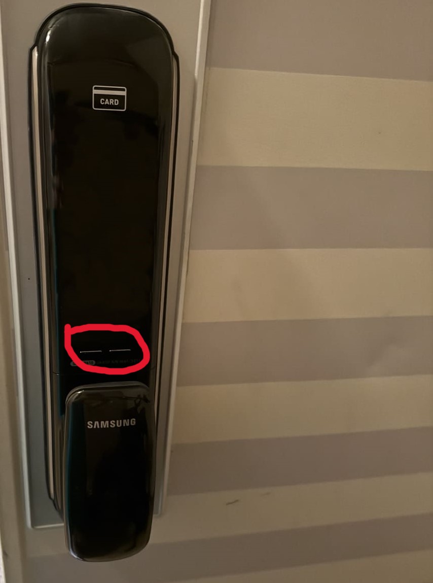 도어락 안 열릴 때? 9V 건전지 하나로 해결했어요! (실제 경험담)