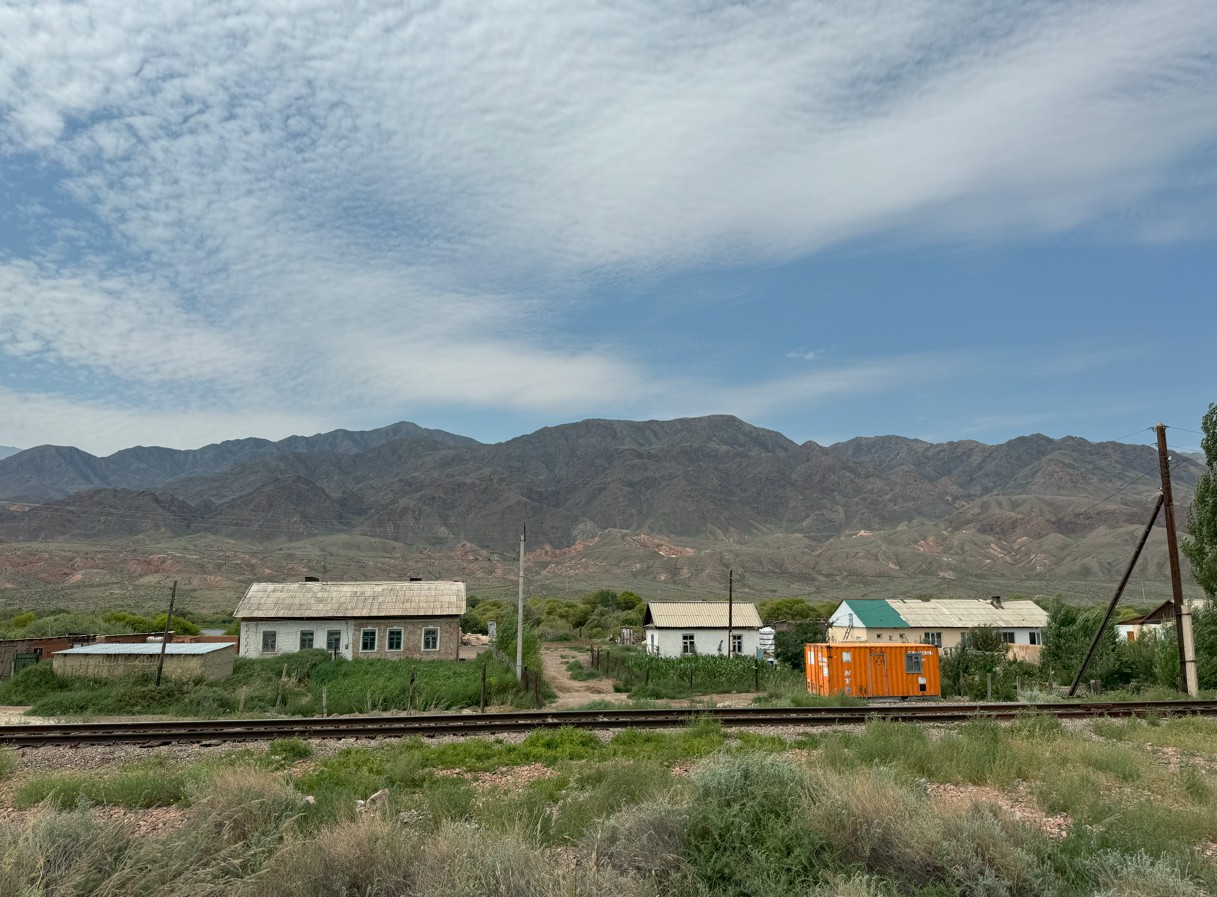 알마티에서 서쪽 방향으로 이식쿨 호수 가는 도로 풍경