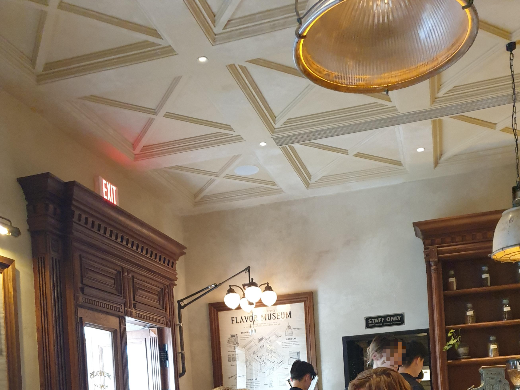 몰딩처리된 천전이 유럽 궁전을 연상시킨다.