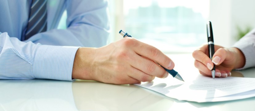 계약서 작성 사진입니다.