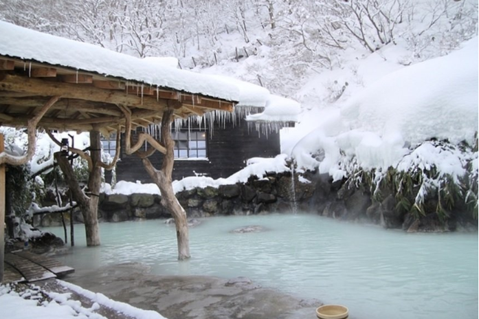 겨울엔 일본 여행을 - 온천과 설경, 겨울 축제를 만끽할 수 있는 곳