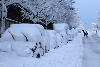 길가에-주차된-차량에-50센티이상-눈이쌓여-한발자국도-움직일수-없는-모습