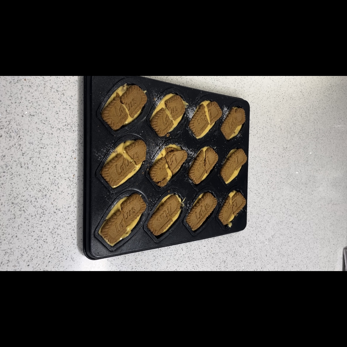 팬닝한 로투스 마들렌 반죽위에 로투스 올려주기