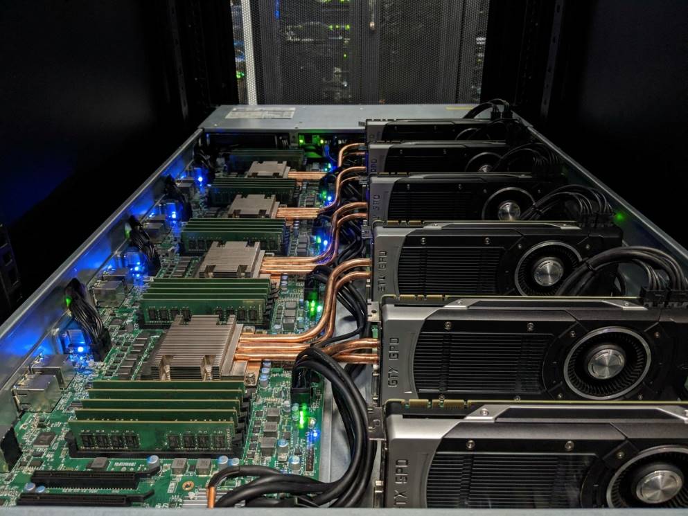 서버랙에 탑재된 HBM 메모리 칩과 GPU 가속기를 클로즈업
