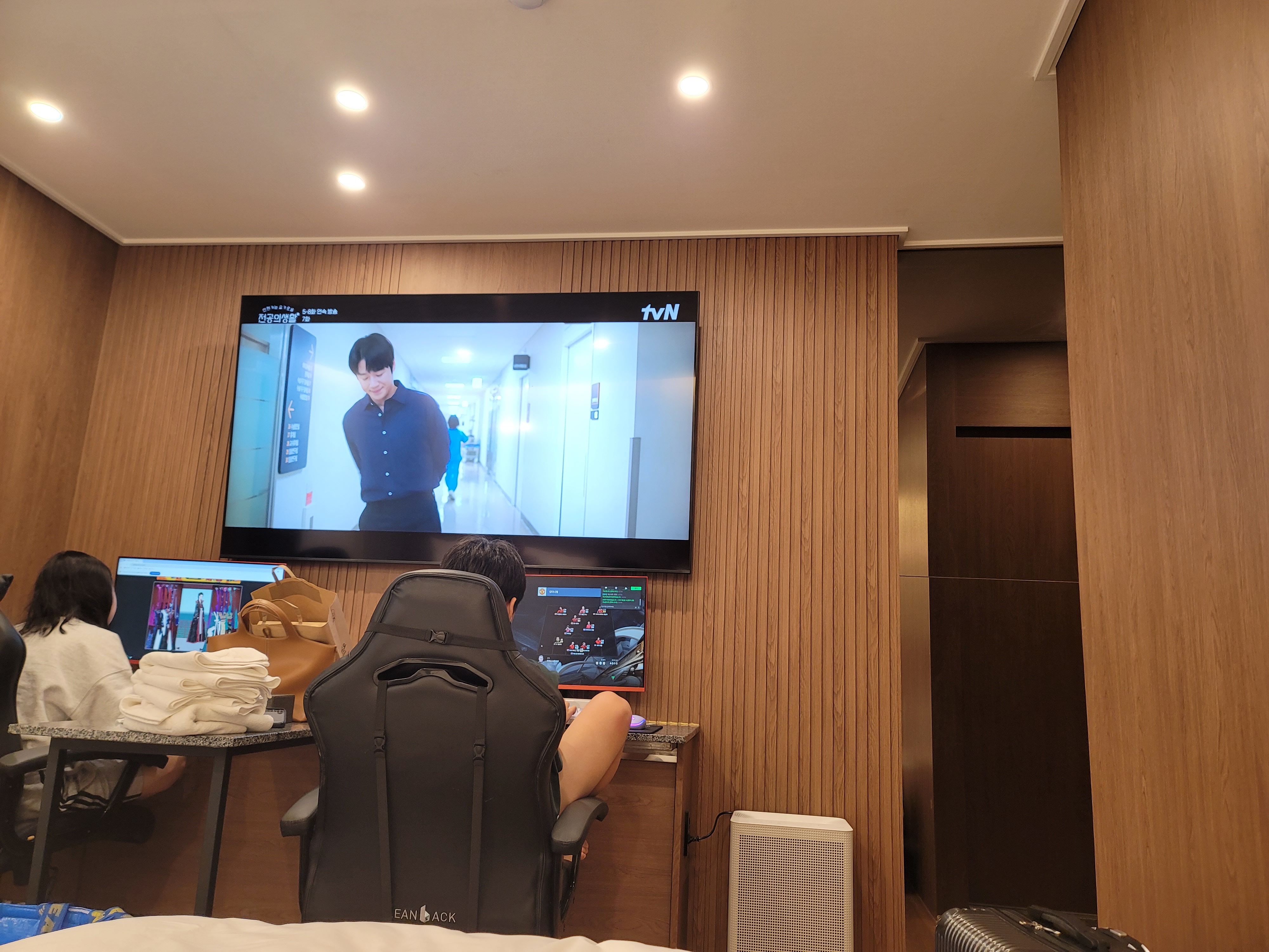 로지 호텔 PC방 부럽지 않은 객실 내 듀얼 PC 셋업