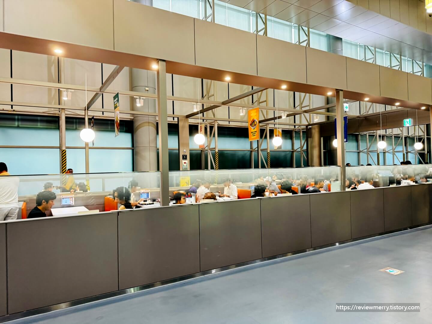 면세구역 푸드코트 외부