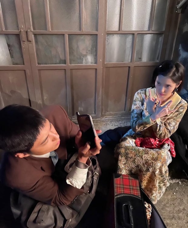 박보검이 아이유를 핸드폰으로 찍어주는 사진